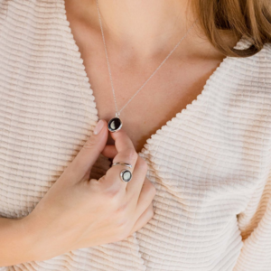 Wearing Jewelry To Work: 5 Do’s & Don’ts